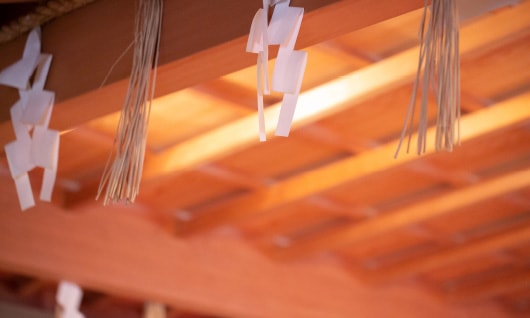 岡崎庵の能舞台天井写真、紙垂と藁が吊るしてある様子